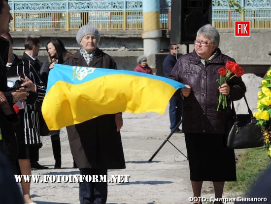 Сьогодні, 26 квітня, у День Чорнобильської трагедії кількасот жителів обласного центру пройшли ходою пам'яті від площі Героїв Майдану до пам’ятника Жертвам Чорнобиля. 