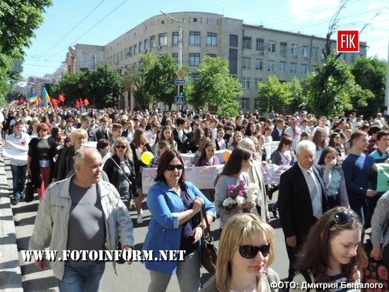 Вчора мешканці Кропивницького відзначали 72-у річницю Перемоги над нацизмом у Другій світовій війні урочистою ходою та покладанням квітів. 