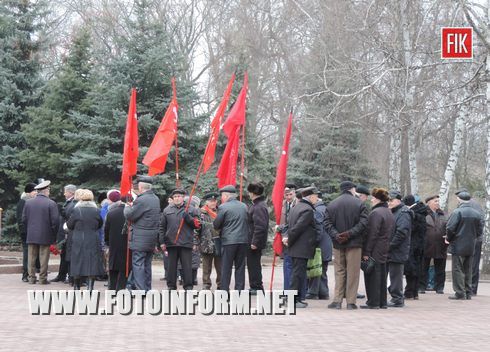 Сегодня кировоградцы собрались на мемориальном кладбище, чтобы провести мероприятие по поводу празднования 23 февраля, который раньше отмечался как День Советской армии.