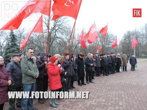 Сегодня кировоградцы собрались на мемориальном кладбище, чтобы провести мероприятие по поводу празднования 23 февраля, который раньше отмечался как День Советской армии.