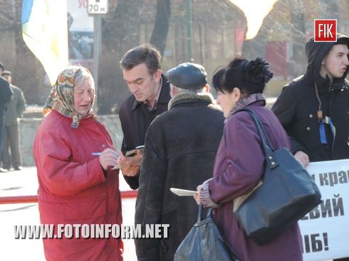 Сегодня в центре Кировограда проходит акция против повышения цен на продукт номер один - хлеб. Активисты "Трудовой солидарности" возле гостиницы "Киев" проводят это мероприятие.