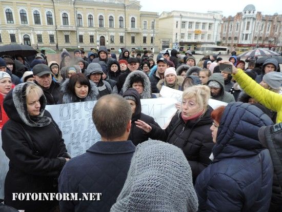 Сьогодні, 2 листопада, у Кропивницькому відбулася акція протесту біля приміщення Кіровоградської ОДА, яку провели орендарі торгівельних точок ринку «Європейський»