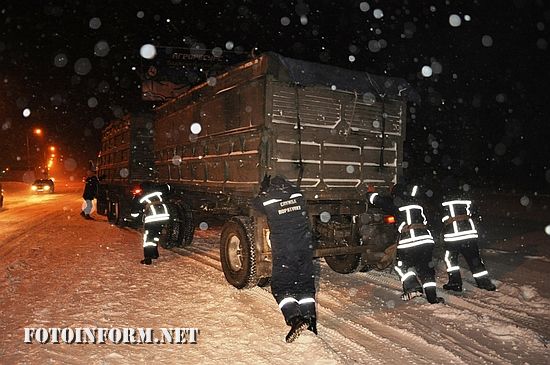 6 січня рятувальники Кіровоградської області продовжують надавати допомогу водіям автотранспорту, які опинилися на ускладнених ділянках дороги.