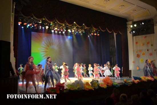 Розмалюємо світ: у Кропивницькому показали святкову казку (фоторепортаж)