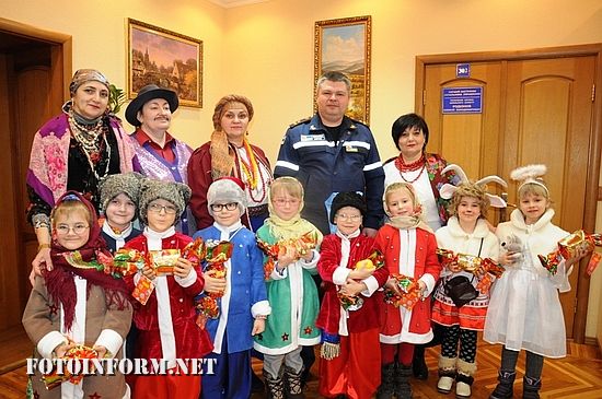 16 січня до Служби порятунку Кіровоградщини прийшли незвичайні відвідувачі – маленькі щедрувальники, вбрані у національні костюми.