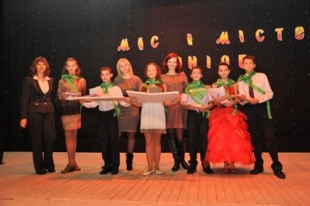 ЮніорБанк ПриватБанку та кіровоградський природничо-математичний ліцей №25 провели конкурс "Міс та Містер Юніор". 