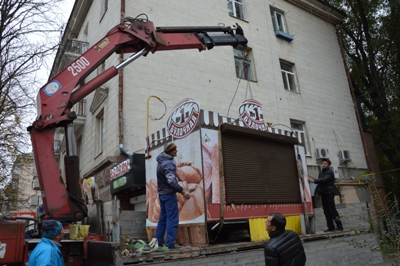 Сьогодні, 21 жовтня, у Кропивницькому працівники комунального підприємства демонтували незаконно встановлений торгівельний павільйон “Булочна №1” по вулиці Шевченка. 