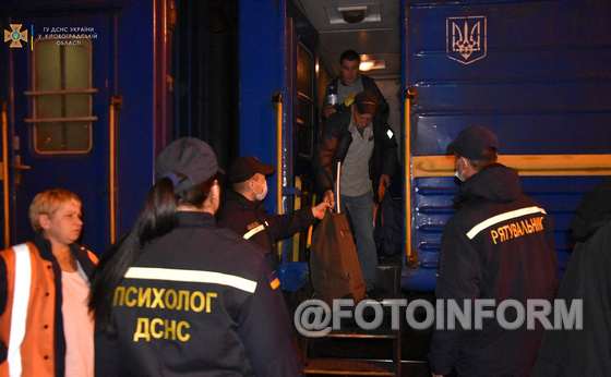 Сьогодні у м. Новоукраїнка Кіровоградської області зустрічали чергову групу евакуйованих, що прибули потягом з Донеччини.
