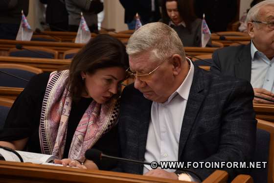 Чотирнадцята сесія Кіровоградської обласної ради розпочалася сьогодні, 21 грудня.
