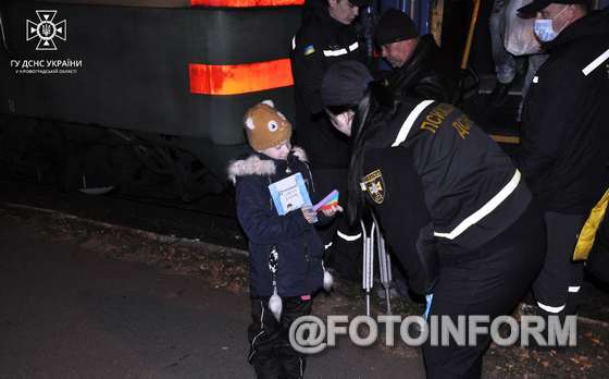 Сьогодні у м. Новоукраїнка Кіровоградської області зустрічали чергову групу евакуйованих, що прибули потягом з Донеччини.