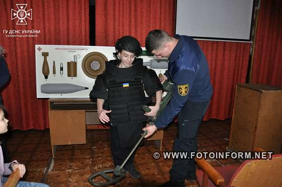У Кропивницькому до Фортечної гімназії завытали рятувальники (ФОТО)
