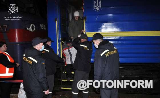 На Кіровоградщині продовжують зустрічати евакуаційні потяги з Донеччини (ФОТО)