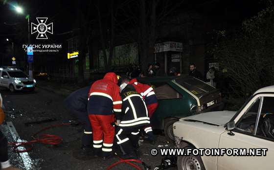 У Кропивницькому зіткнулися три автівки, є постраждала жінка (ФОТО)