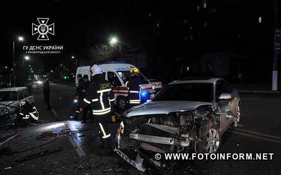 У Кропивницькому зіткнулися три автівки, є постраждала жінка (ФОТО)