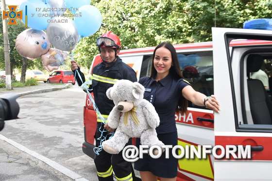 На Кіровоградщині рятувальники привітали колег із народженням сина
