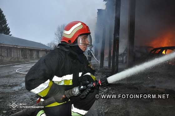 У Кропивницькому виникла масштабна пожежа 