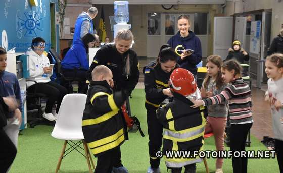 У Кропивницькому для дітей рятувальники проводять уроки безпеки