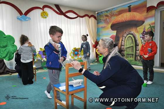 У Кропивницькому до дитячого садочку завітали надзвичайники та поліціянти (ФОТО)