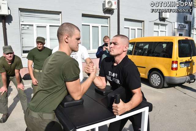 У Кропивницькому рятувальники стали найсильнішими у змаганнях з армреслінгу