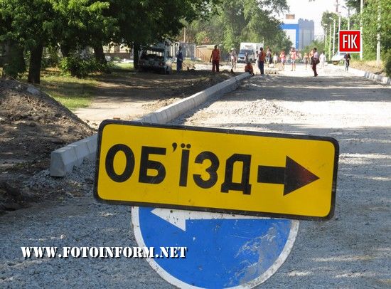 У Кропивницькому повним ходом відбувається ремонт прибудинкових територій (фоторепортаж)