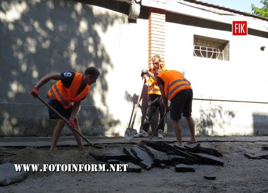 У Кропивницькому повним ходом відбувається ремонт прибудинкових територій (фоторепортаж)