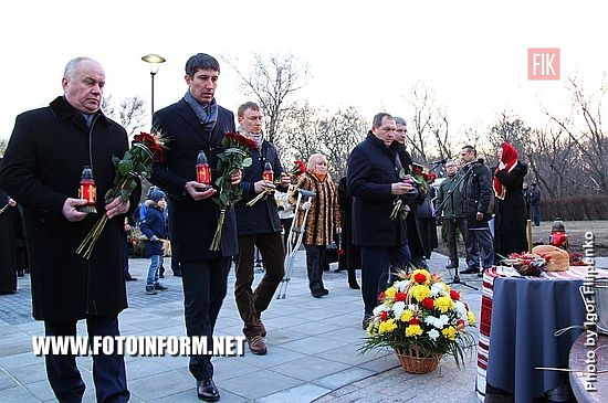 Кропивницкий: на Крепостных валах почтили память жертв Голодомора (ФОТО)