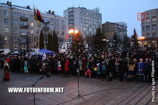 Сегодня, 19 декабря, по случаю Дня Святого Николая на площади возле городского совета состоялись торжества.