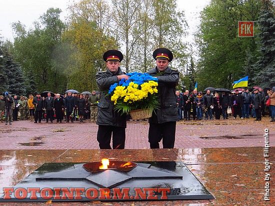 Сегодня, 13 октября , в Кропивницком состоялось возложение цветов к памятным знакам по случаю Дня защитника Украины при участии руководства города и области на мемориальном комплексе "Крепостные валы".