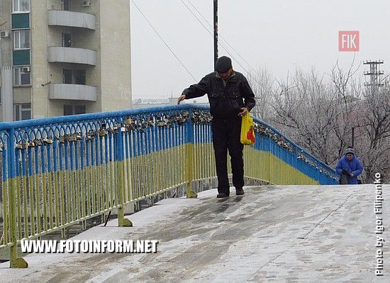 Кропивницький: льодова ковзанка на мосту у центрі міста (ФОТО)