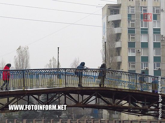 Кропивницький: льодова ковзанка на мосту у центрі міста (ФОТО)