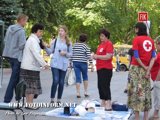 У Кропивницькому біля міськради лікарі приймали мешканців міста (фоторепортаж)