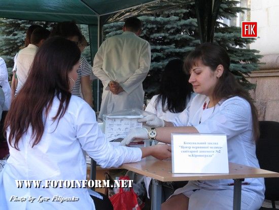У Кропивницькому біля міськради лікарі приймали мешканців міста (фоторепортаж)