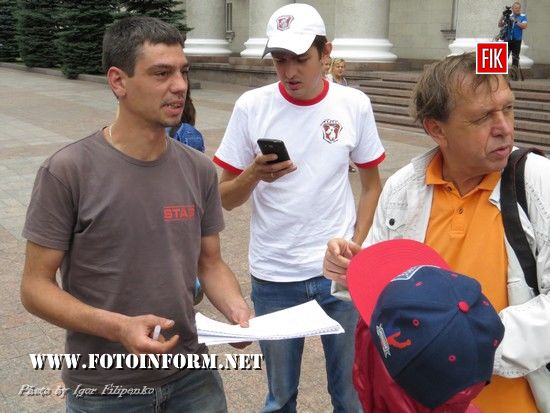 Сьогодні, 14 липня, у центрі Кропивницького на площі біля міськради відбувся проміжний фініш трьох екіпажів «Зоряного ралі»