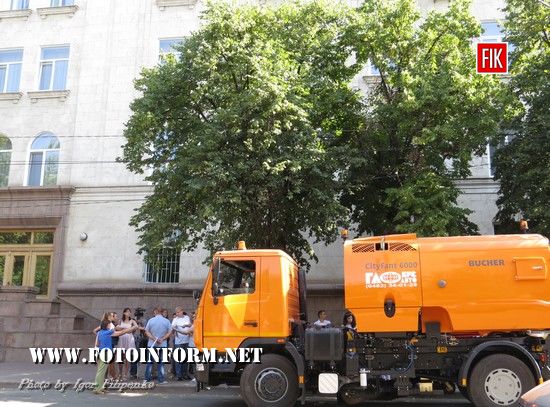 У Кропивницькому презентували нову універсальну прибиральну машину