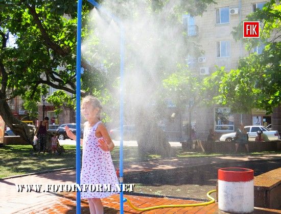 У Кропивницькому в центрі міста городяни насолоджувалися прохолодною водою