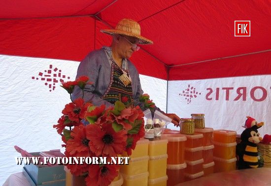 Сьогодні, 18 серпня, у Кропивницькому біля міськради було дуже багато меду від різних виробників. 