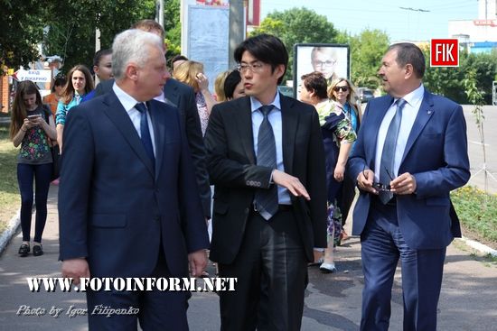 Сьогодні в області побував другий секретар посольства Японії в Україні, пан Ясухіро Ікута. У Кропивницькому він оглянув алею сакур, облаштовану біля скверу борців за волю України.