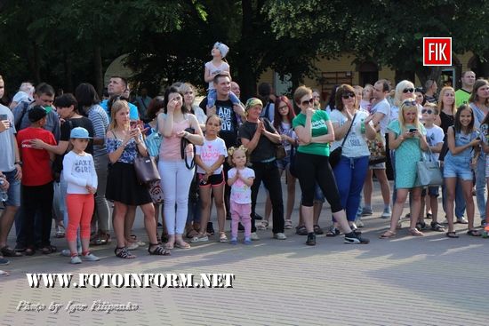 Зараз у Дендропарку відбулося феєричне відкриття благодійного проекту - «Фестиваль КОЛИБРИ» .