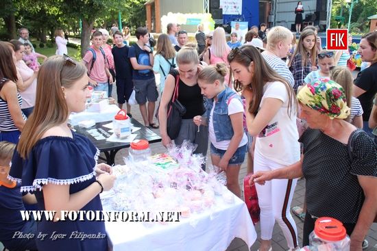 Зараз у Дендропарку відбулося феєричне відкриття благодійного проекту - «Фестиваль КОЛИБРИ» .
