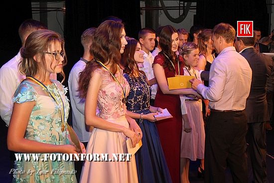 Сьогодні, 23 червня, у Кропивницькому вітали кращих випускників загальноосвітніх середніх шкіл , які завершили навчання із золотими та срібними медалями.