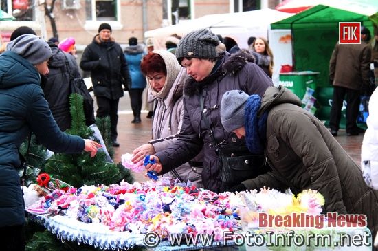 Сьогодні, 18 грудня, у Кропивницькому біля міськади, до дня Святого Миколая, працює ярмарок 