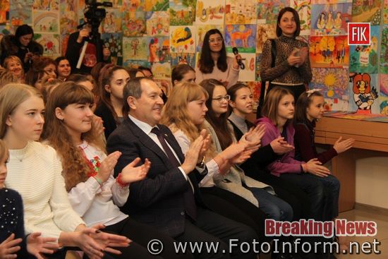 Кропивницький, в конкурсі дитячого малюнка, взяли участь понад 2500 дітей (фоторепортаж)