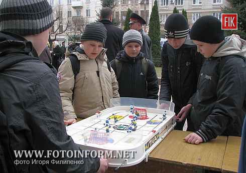 15 марта много кировоградцев собрались возле горсовета, чтобы принять участие в проводах зимы, сообщает «FOTOINFORM».