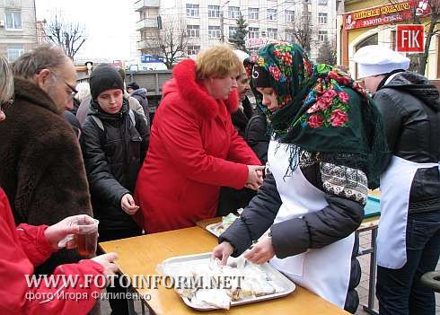 15 марта много кировоградцев собрались возле горсовета, чтобы принять участие в проводах зимы, сообщает «FOTOINFORM».