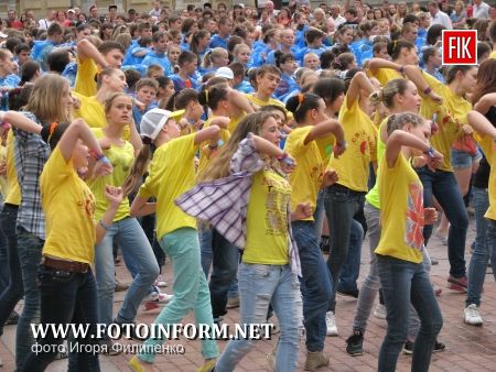 Кировоград: более 2000 школьников на центральной площади (ФОТО)