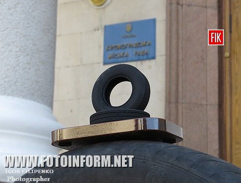 Кировоград: к горсовету принесли шины (ФОТО)