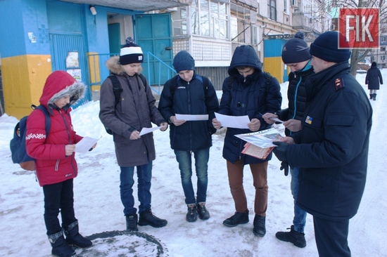10 лютого рятувальники Управління ДСНС в області відвідали район Бєляєва у обласному центрі та поспілкувались із громадянами на тему дотримання правил безпечної життєдіяльності.