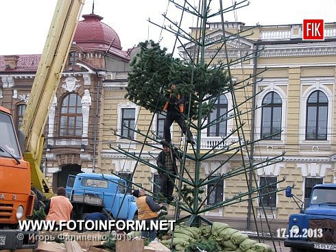 В Кировограде на площади им. Кирова вовсю идет установка новогодней елки.