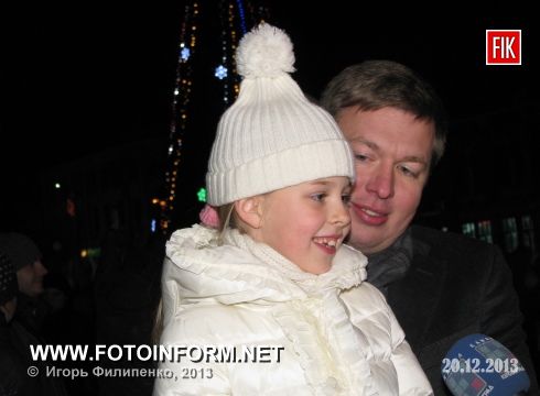 Кировоград: праздничными огнями засияла новогодняя елка (фото)