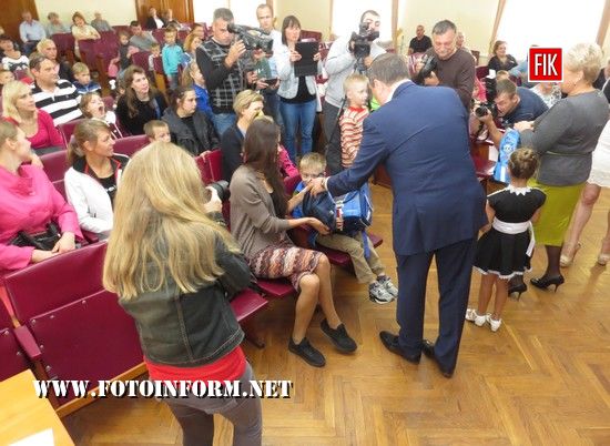 У Кропивницькому дітям подарували шкільні рюкзаки 